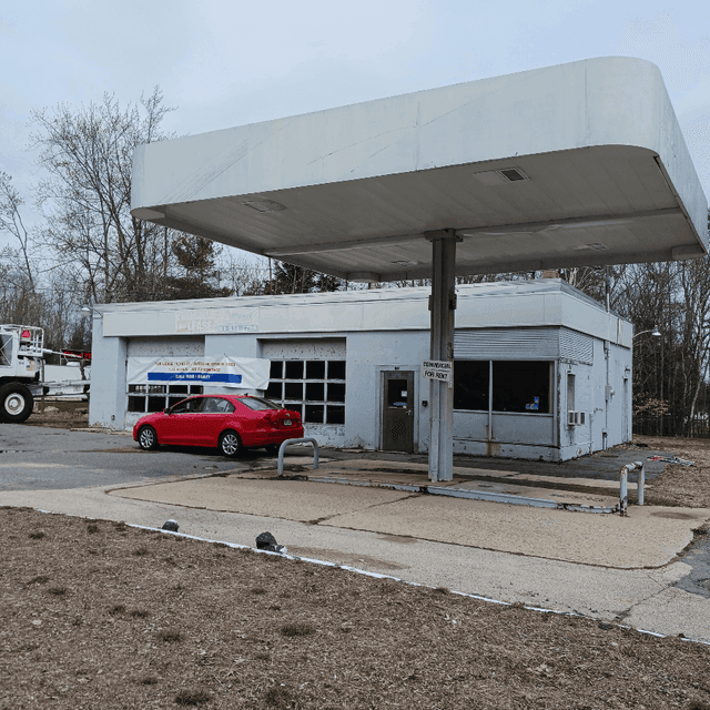 High Traffic Volume / Next to Ice Cream and Pizza Trailers well established for 10 years