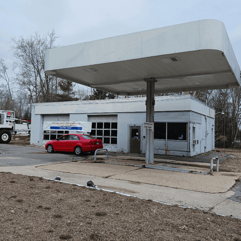 High Traffic Volume / Next to Ice Cream and Pizza Trailers well established for 10 years