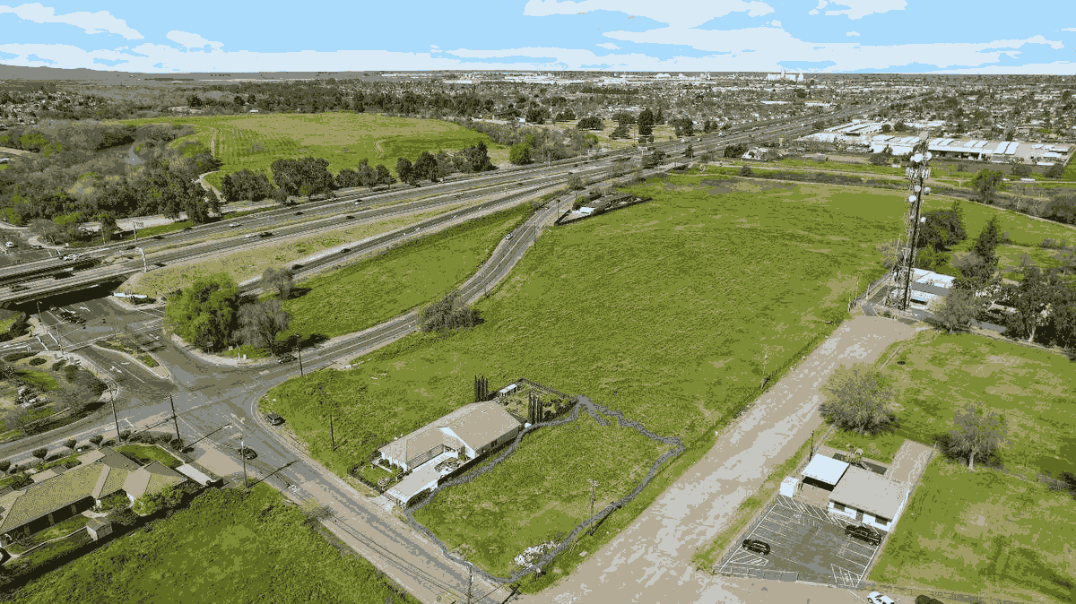 🚚 Food Truck Parking – Just Off I-5!