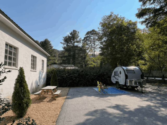 Rural intersection in Valle Crucis - DOT & construction workers in need of food. Hookups