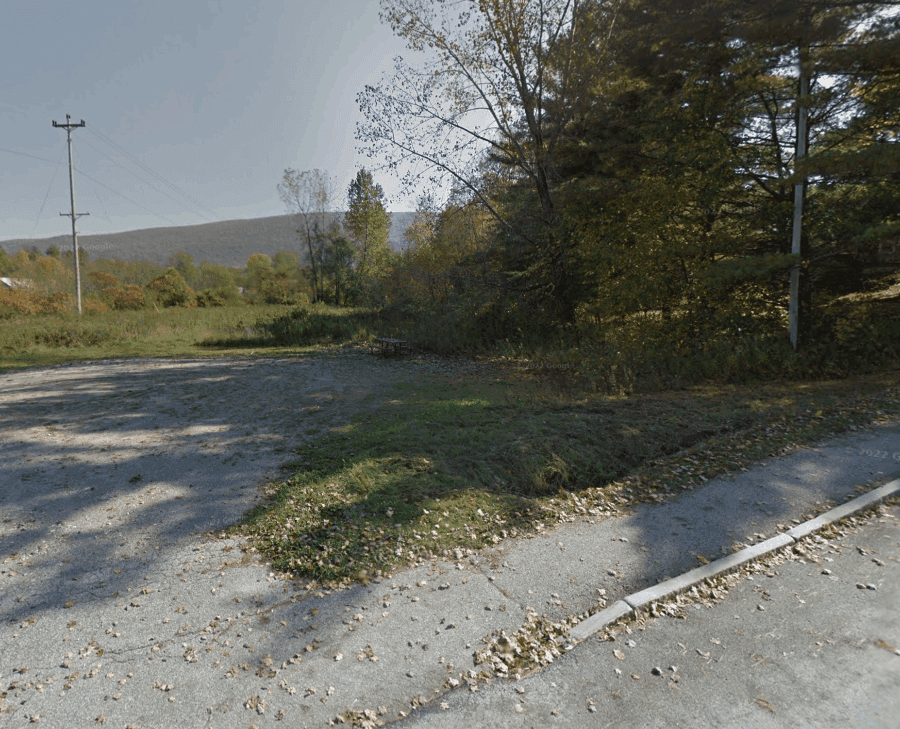 Full time spot to rent off busy road