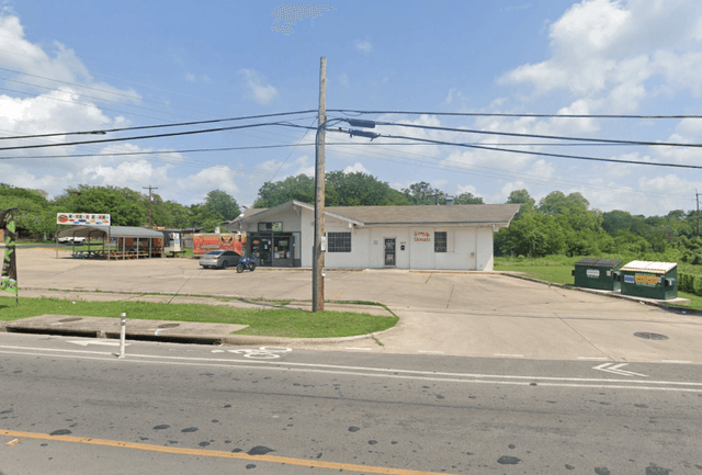 Opening for a food, coffee, or market stand at great Manor location